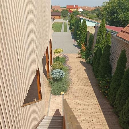 Penzion Venkovsky Dvur Hlohovec Extérieur photo